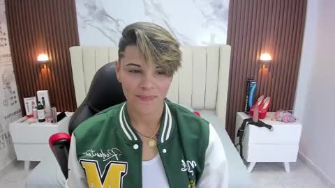 Snapshot of karolandluna chatting on 02/28/25, 04:10 Karol and Luna online show from 02/28/25, 04:10