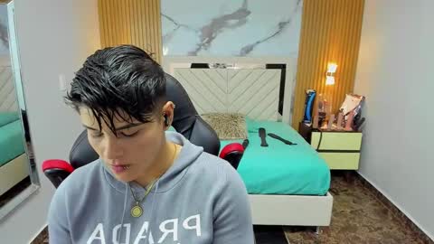 Snapshot of karolandluna chatting on 10/14/25, 02:34 Karol and Luna online show from 10/14/25, 02:34