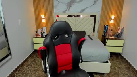 Snapshot of karolandluna chatting on 10/27/25, 07:51 Karol and Luna online show from 10/27/25, 07:51