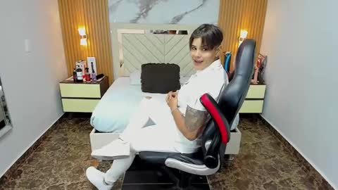 Snapshot of karolandluna chatting on 10/30/25, 07:47 Karol and Luna online show from 10/30/25, 07:47