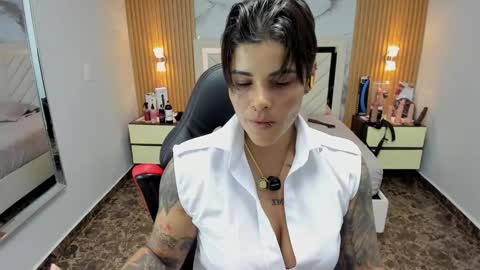 Snapshot of karolandluna chatting on 11/24/25, 07:35 Karol and Luna online show from 11/24/25, 07:35