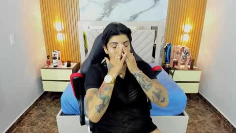 Snapshot of karolandluna chatting on 12/15/25, 07:51 Karol and Luna online show from 12/15/25, 07:51