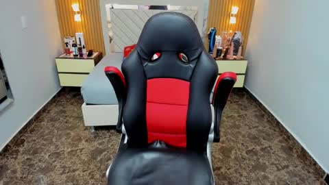 Snapshot of karolandluna chatting on 12/17/25, 06:58 Karol and Luna online show from 12/17/25, 06:58