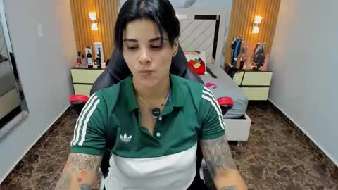 Snapshot of karolandluna chatting on 12/19/25, 07:21 Karol and Luna online show from 12/19/25, 07:21