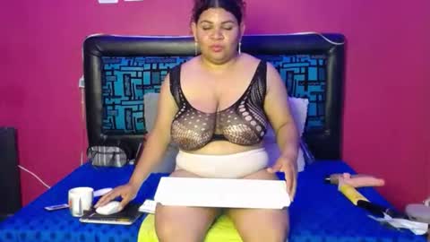 Snapshot of karolhot916 chatting on 11/12/25, 11:03 karol online show from 11/12/25, 11:03