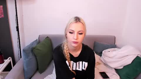 Snapshot of karolina_brand chatting on 07/11/26, 02:25 karolina_brand online show from 07/11/26, 02:25