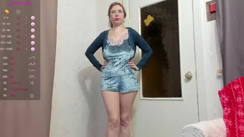 Snapshot of karolinecher chatting on 12/05/24, 10:23 Karoline online show from 12/05/24, 10:23