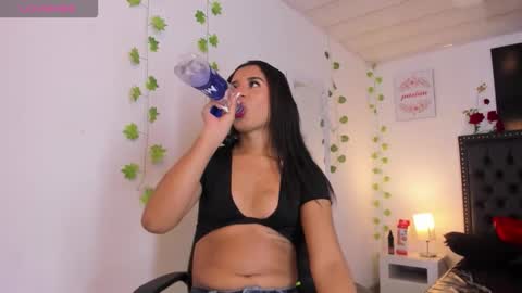 Snapshot of karolperes chatting on 12/15/25, 06:56 Karol online show from 12/15/25, 06:56