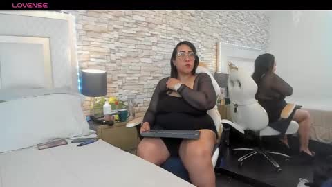 Snapshot of karolwestt chatting on 09/19/25, 01:45 karolwestt online show from 09/19/25, 01:45