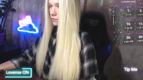 Snapshot of karolynafox chatting on 03/18/26, 10:07 Caroline Fox online show from 03/18/26, 10:07