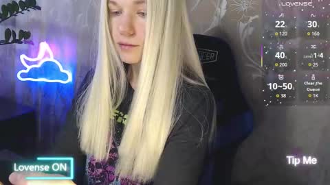 Snapshot of karolynafox chatting on 03/28/26, 08:36 Caroline Fox online show from 03/28/26, 08:36