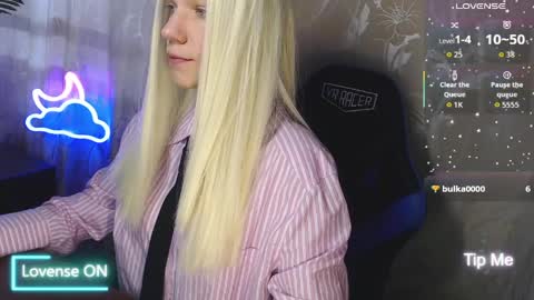 Snapshot of karolynafox chatting on 03/29/26, 07:52 Caroline Fox online show from 03/29/26, 07:52