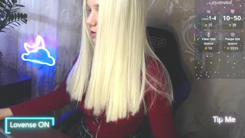 Snapshot of karolynafox chatting on 04/05/26, 06:54 Caroline Fox online show from 04/05/26, 06:54