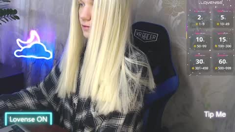 Snapshot of karolynafox chatting on 04/10/26, 07:35 Caroline Fox online show from 04/10/26, 07:35