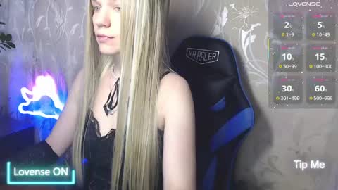 Snapshot of karolynafox chatting on 05/16/26, 08:11 Caroline Fox online show from 05/16/26, 08:11