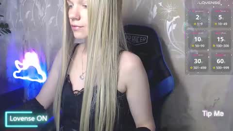 Snapshot of karolynafox chatting on 05/16/26, 11:20 Caroline Fox online show from 05/16/26, 11:20