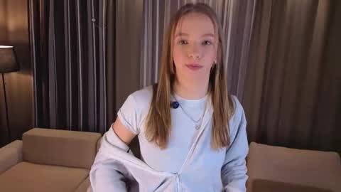 Snapshot of karonmainville chatting on 12/19/25, 02:13 Emma online show from 12/19/25, 02:13