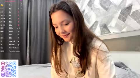 Snapshot of kassandrataulbee chatting on 10/19/25, 07:36 Kira online show from 10/19/25, 07:36