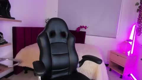 Snapshot of kate_crown chatting on 02/14/25, 12:36 Kate Crown online show from 02/14/25, 12:36