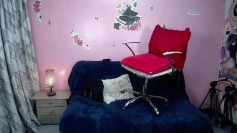 Snapshot of kate_lawrence_ chatting on 12/12/24, 10:45 kate_lawrence_ online show from 12/12/24, 10:45