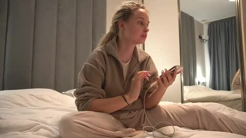 Snapshot of katedoe chatting on 03/11/25, 01:23 katedoe online show from 03/11/25, 01:23