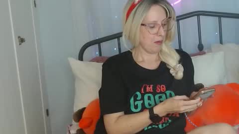 Snapshot of katina_lovejoy chatting on 12/21/25, 02:51 Katine LoveJoy online show from 12/21/25, 02:51