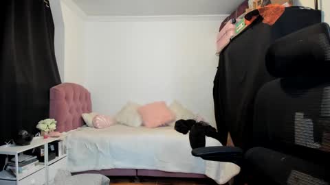 Snapshot of katrinrosex chatting on 11/08/25, 01:44 Katrin online show from 11/08/25, 01:44