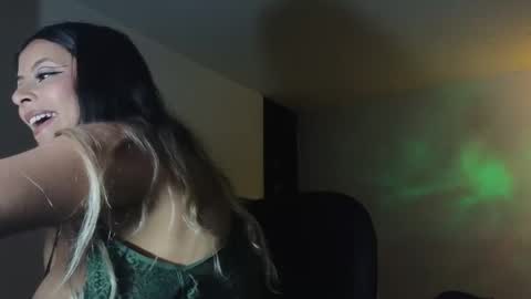 Snapshot of katty_bluntt chatting on 01/11/25, 04:59 Luu sell online show from 01/11/25, 04:59