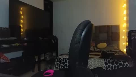 Snapshot of katty_bluntt chatting on 01/19/25, 03:18 Luu sell online show from 01/19/25, 03:18