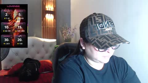 Snapshot of katty_findom_ chatting on 11/06/25, 12:28 katty online show from 11/06/25, 12:28