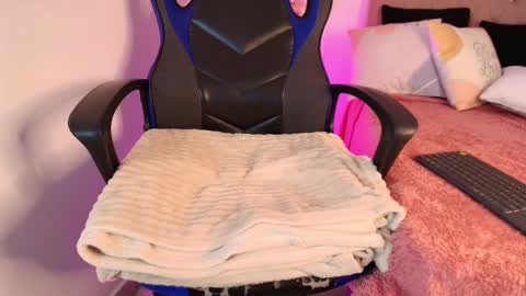 Snapshot of katy_van chatting on 03/10/25, 06:05 Katy Van online show from 03/10/25, 06:05