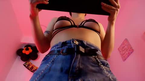 Snapshot of katy_van chatting on 10/19/25, 08:42 Katy Van online show from 10/19/25, 08:42