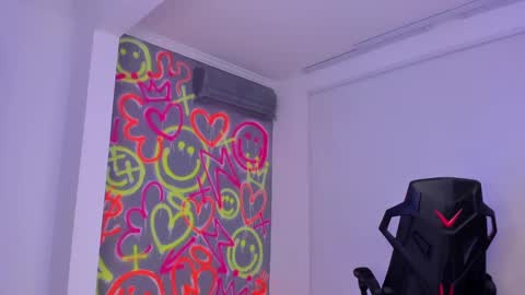 Snapshot of kayle______ chatting on 02/08/25, 08:32 INSTAjohedija online show from 02/08/25, 08:32