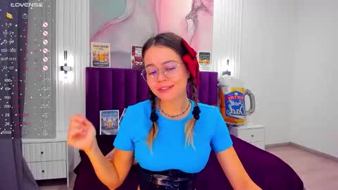 Snapshot of kelly_cuutie chatting on 09/20/25, 12:11 Kelly online show from 09/20/25, 12:11