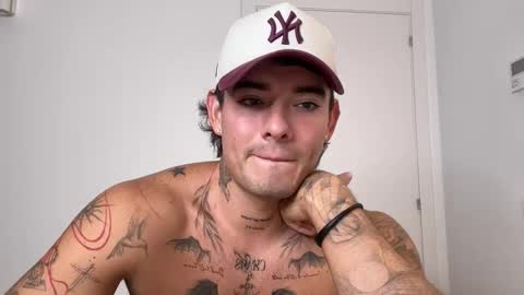 Snapshot of kenboyea_ chatting on 10/19/25, 04:51 luis carlos esteban online show from 10/19/25, 04:51
