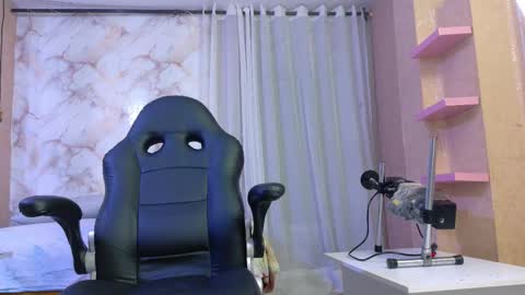 Snapshot of kendall696 chatting on 11/18/25, 01:15 kendall696 online show from 11/18/25, 01:15