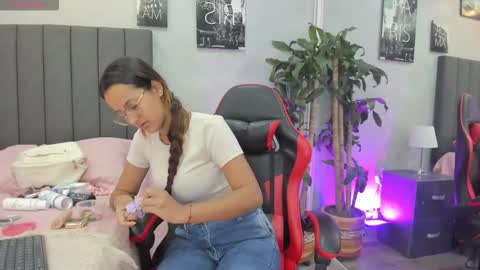 Snapshot of kendra_london chatting on 11/24/25, 11:32 Kendra London online show from 11/24/25, 11:32