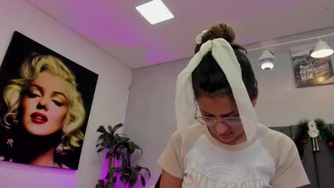 Snapshot of kendra_london chatting on 12/20/25, 11:50 Kendra London online show from 12/20/25, 11:50