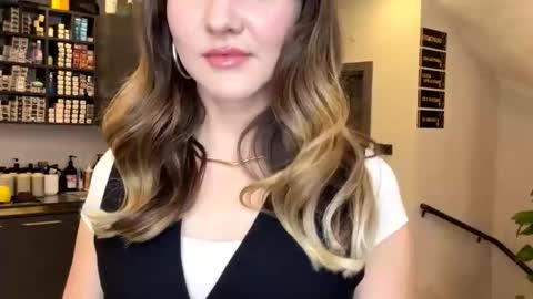 Snapshot of keniarhynard chatting on 12/16/25, 06:46 Elena online show from 12/16/25, 06:46