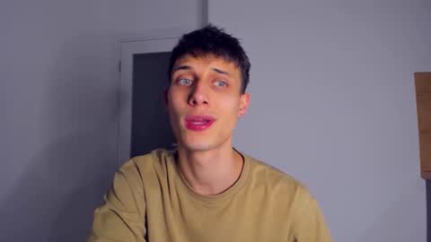 Snapshot of kenter_parker chatting on 11/17/25, 08:14 Peter online show from 11/17/25, 08:14