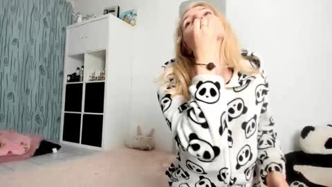 Kenzie online show from 10/11/25, 06:12