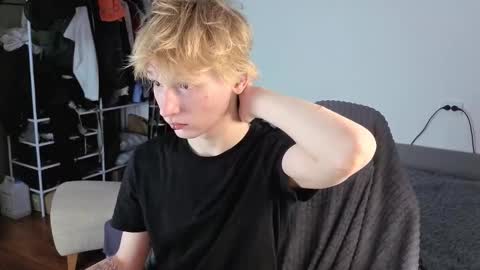 Snapshot of kessy_white chatting on 10/22/25, 11:15 Kessy online show from 10/22/25, 11:15