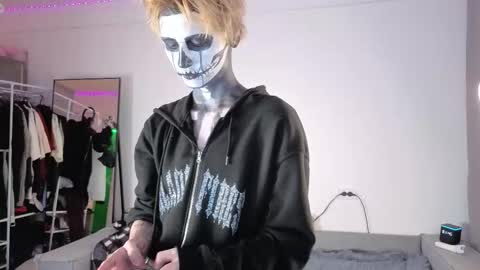 Snapshot of kessy_white chatting on 10/31/25, 10:44 Kessy online show from 10/31/25, 10:44