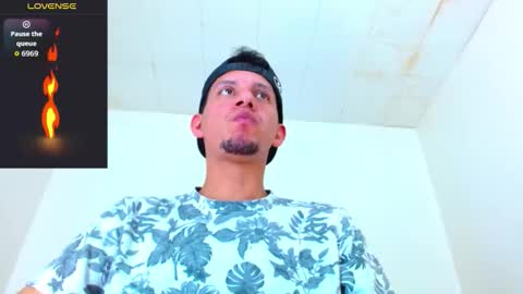 Snapshot of kevin__max_ chatting on 10/18/25, 07:14 Kev online show from 10/18/25, 07:14