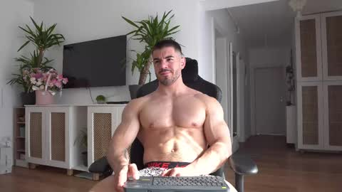 Snapshot of kevinandresxx chatting on 02/14/25, 10:28 Kevin online show from 02/14/25, 10:28