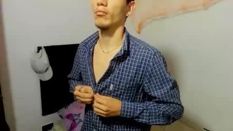 Snapshot of kevinkewma chatting on 10/22/25, 12:05 kevinkewma online show from 10/22/25, 12:05