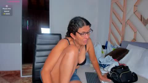 Keila Milf online show from 12/17/25, 03:01