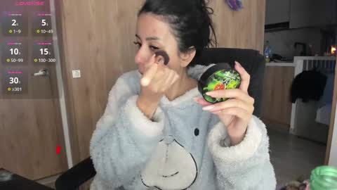 Laura online show from 12/31/24, 10:58