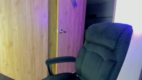 Laura online show from 02/12/25, 04:12