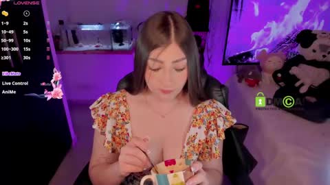 Snapshot of khionebesset chatting on 01/15/25, 09:35 Khi. online show from 01/15/25, 09:35